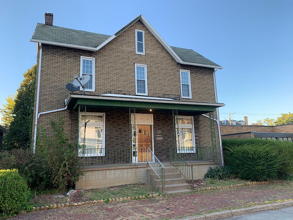 Street veiw of the house for rent. Large porch with off street parking. In rear of yard