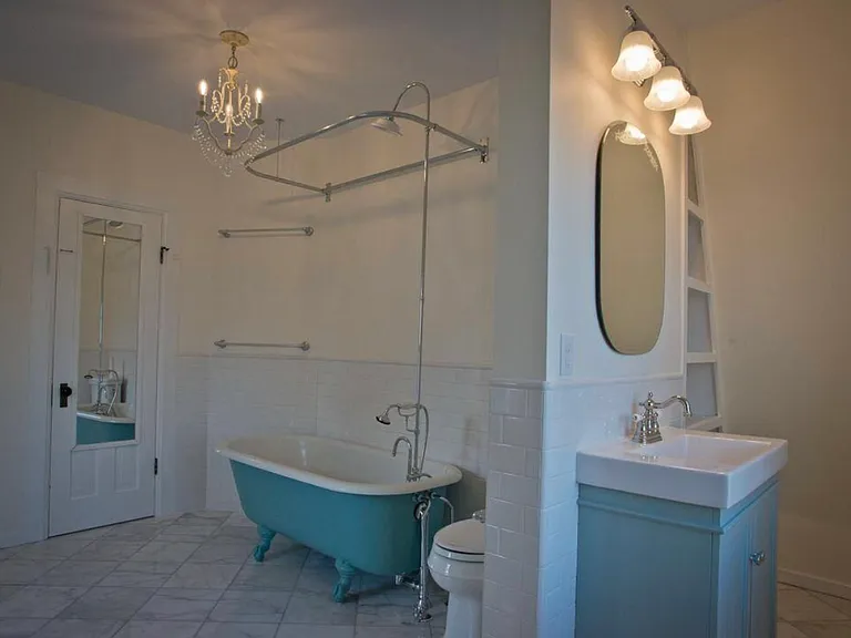 240 Terry St — Photo 2