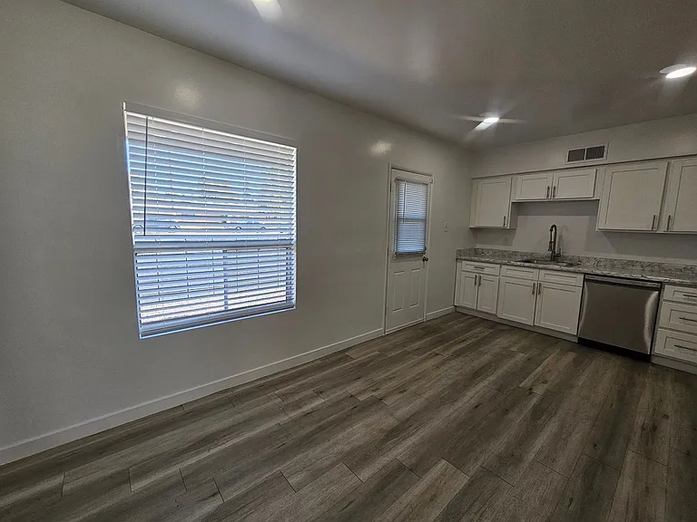 Town & Country Apartments — Photo 10