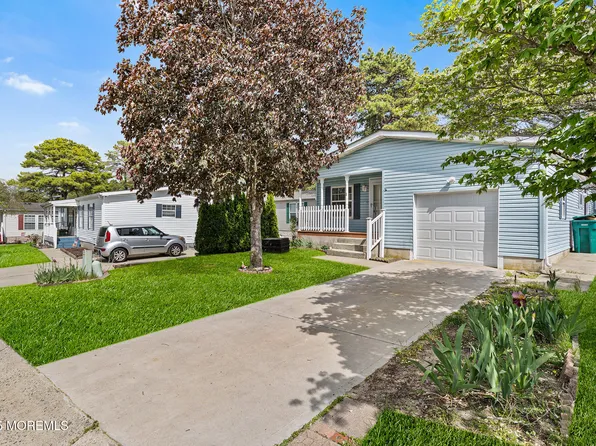 11 Pine Ridge Boulevard, Manchester, NJ 08759