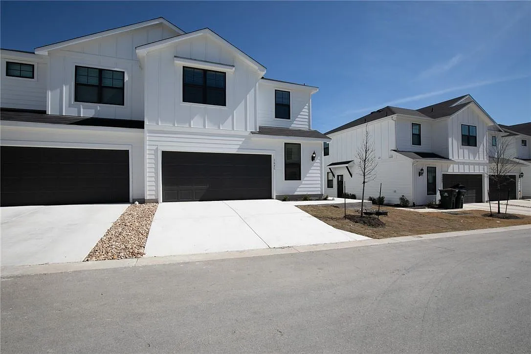 4 bed, 2.5 bath, 2095 sqft, $2,100 — Photo 3