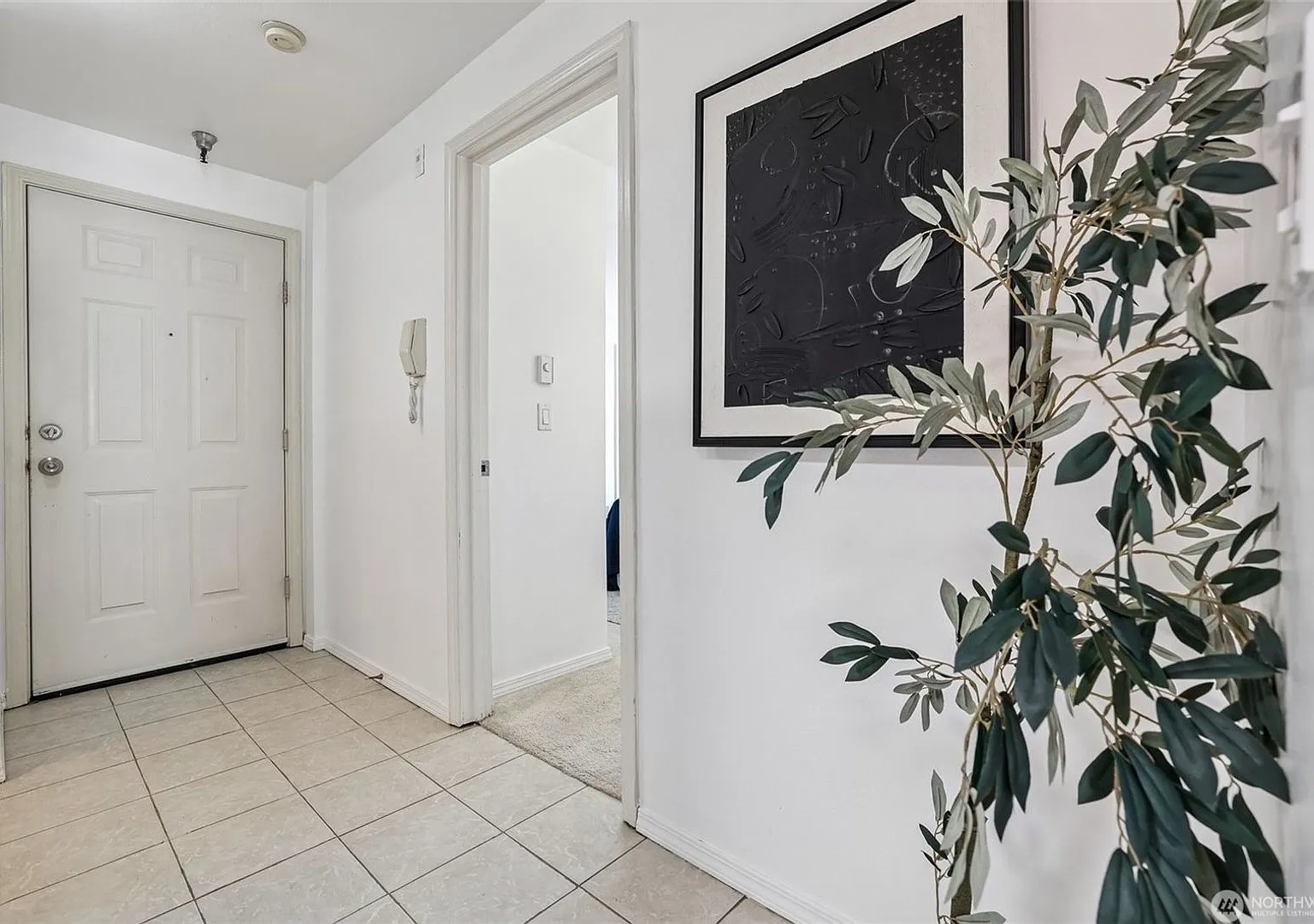 Bright & Spacious 1 Bedroom Roosevelt/UW Condo with Private Deck — Photo 4