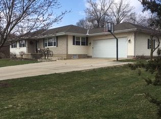 105 Shady Ln, Eureka, IL 61530