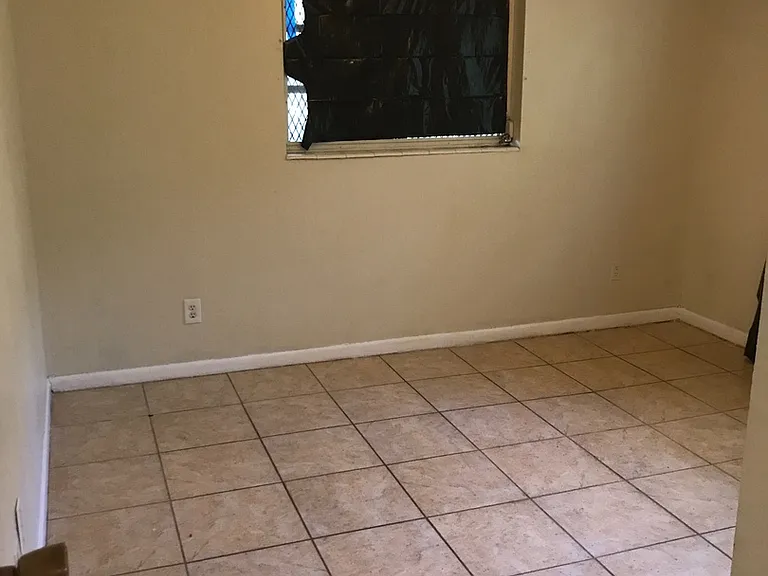 827 NW 10th Ter — Photo 9