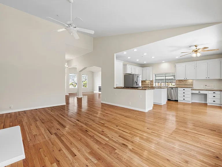 560 Diana Ave — Photo 16