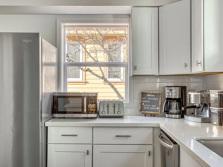 85 NE Cook St — Photo 15