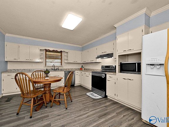 5th image of 304 Albert St SW