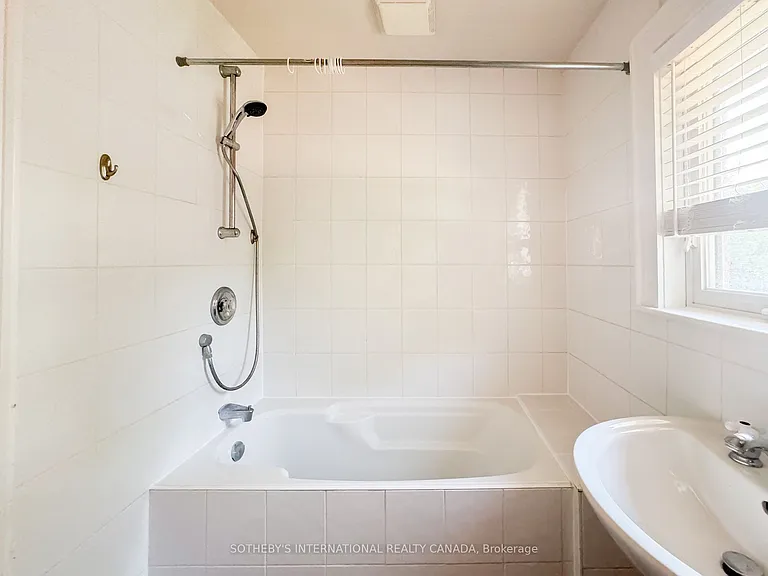 48 Lawrence Ave W — Photo 16