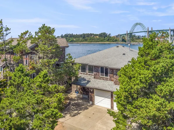 242 SW 27th St, Newport, OR 97365