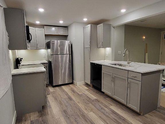 Beautiful new kitchen: floors, appliances, cabinets, quartz countertops