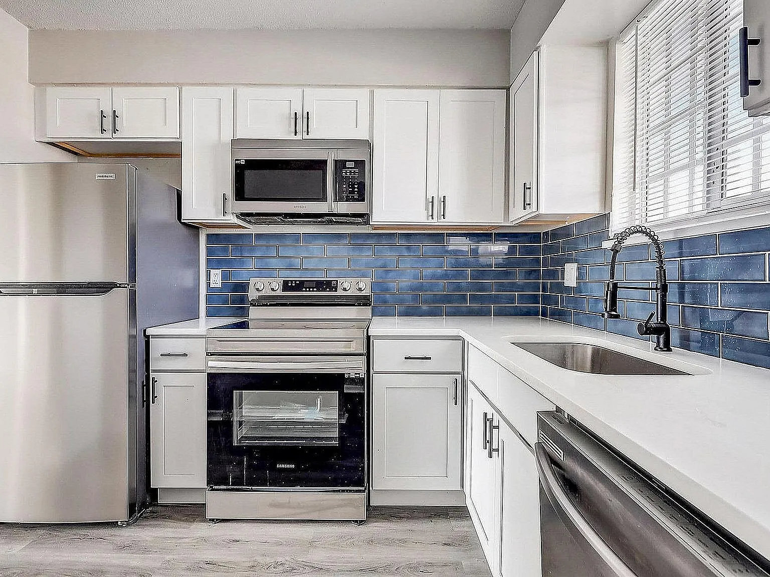 Sea Spray Apartments — Photo 1
