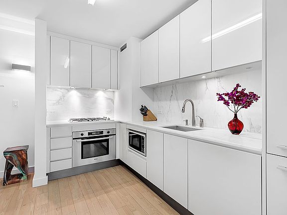 4th image of 322 W 57th St APT 27R