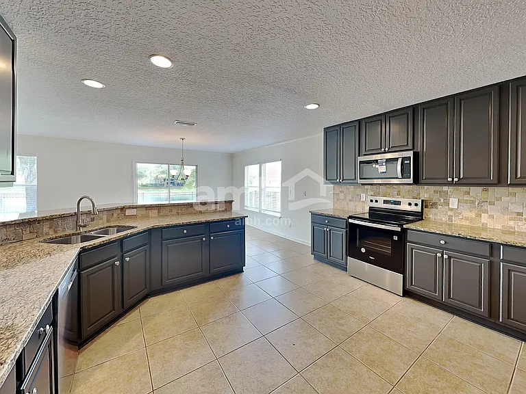 385 Bostwick Cir — Photo 4