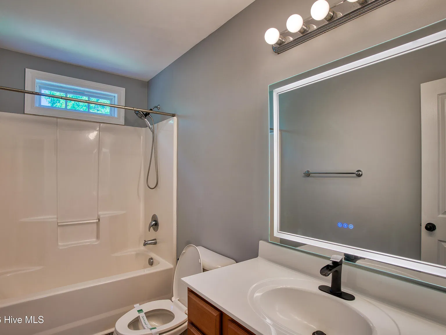 3 bed, 2.5 bath, $2,100 — Photo 3