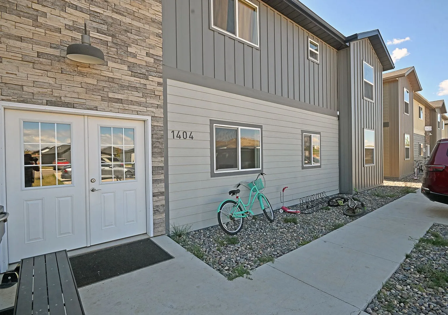 1404 Windsor Dr — Photo 1