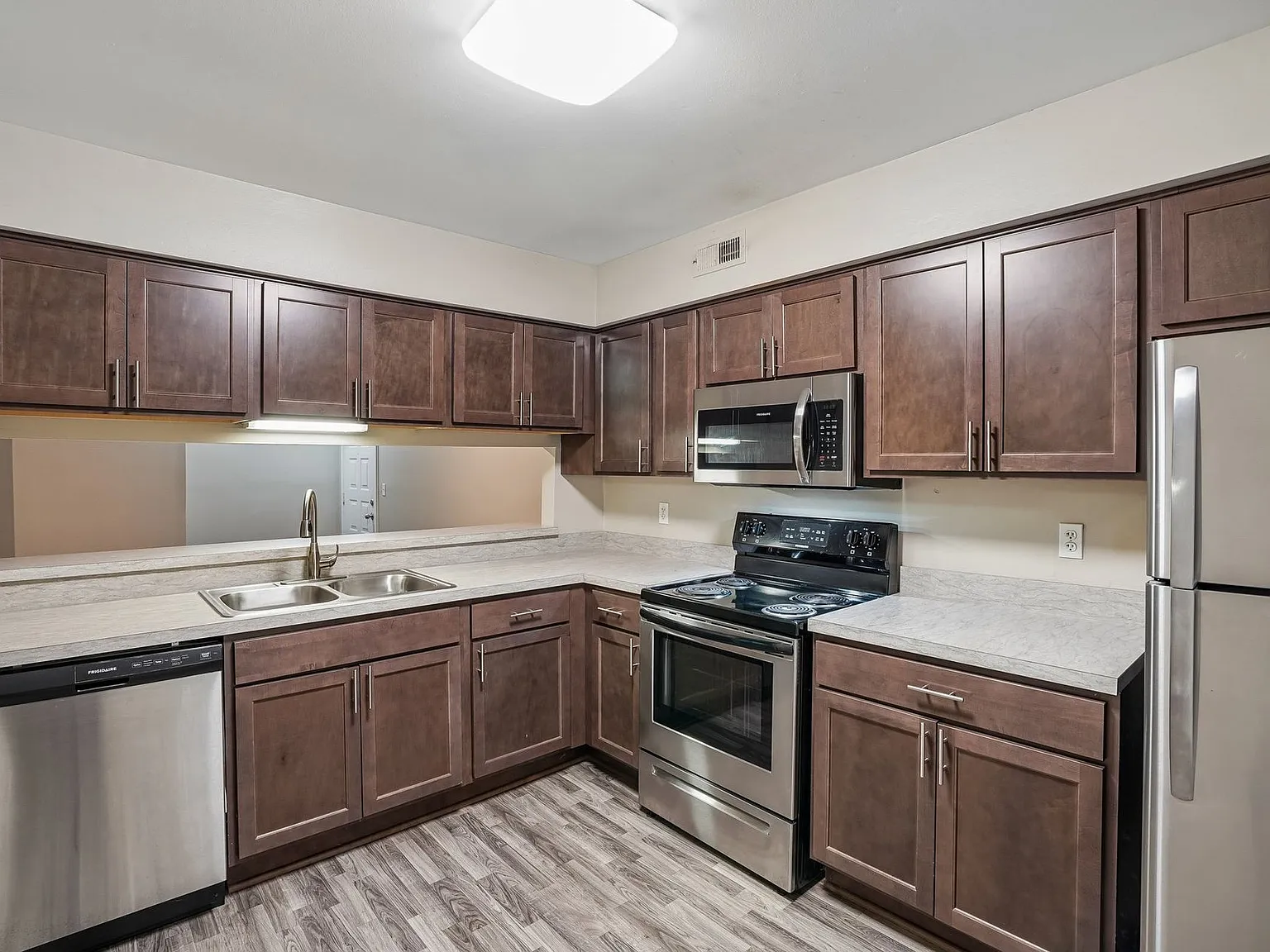 Boulevard Apartments — Photo 2