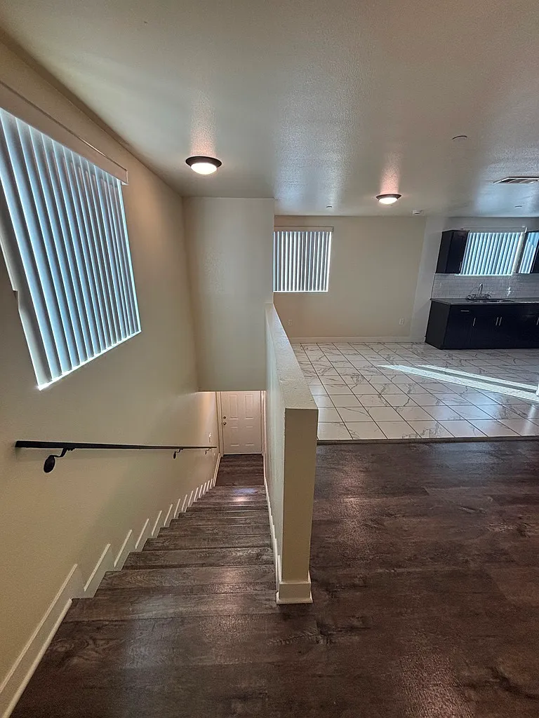 5 bed, 1900 sqft, $3,800 — Photo 2