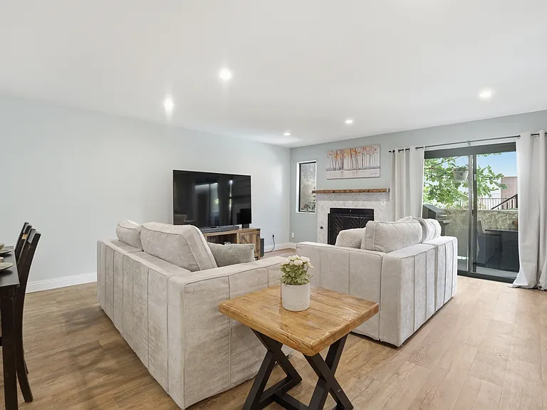 9960 Owensmouth Ave #21 — Photo 8