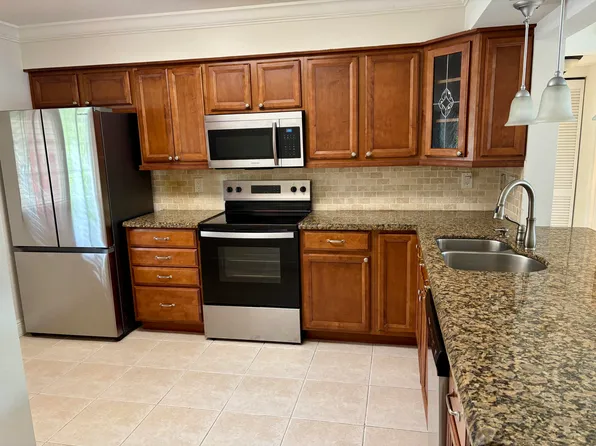 4040 Crystal Lake Dr #101, Pompano Beach, FL 33064