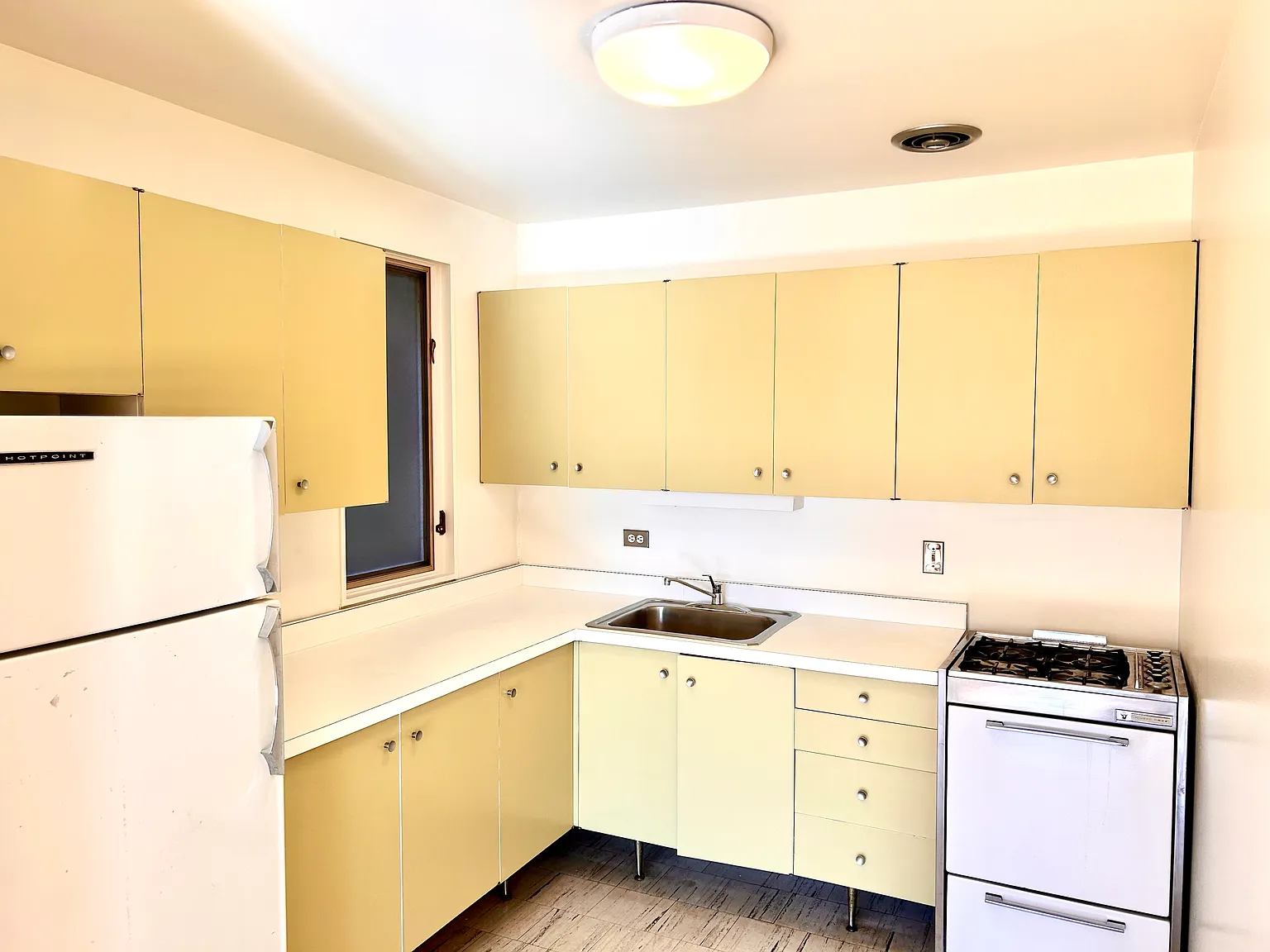 1 bed, 900 sqft, $1,500 — Photo 3