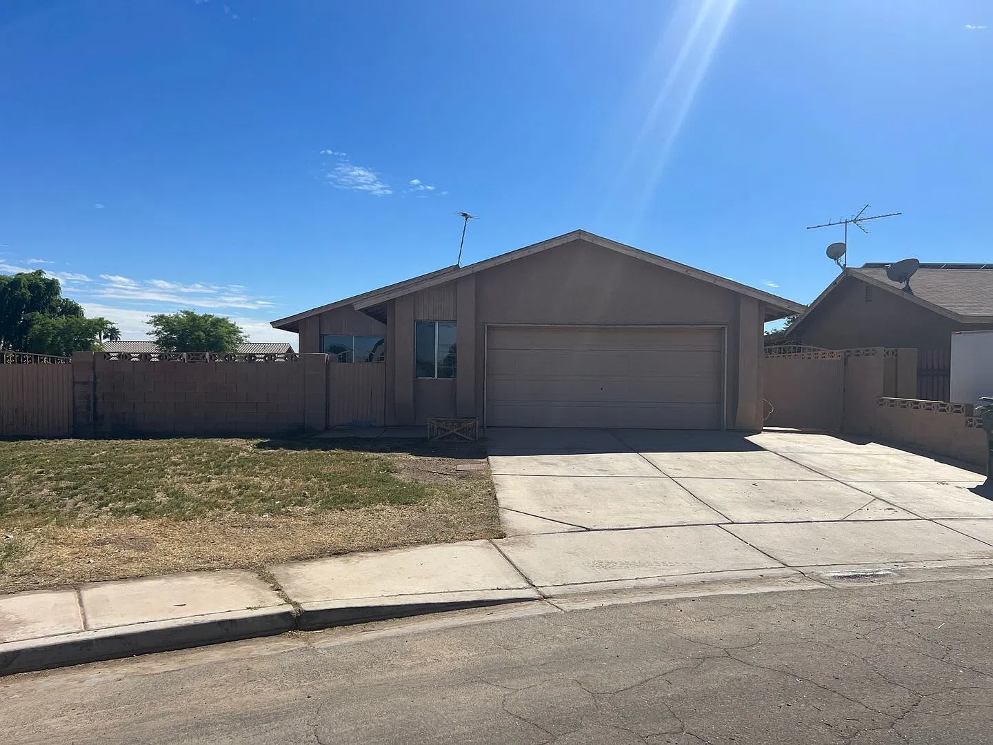 Three Bedroom Cibola Home on a large Lot. Fenced Yard and covered Patio. — Photo 2