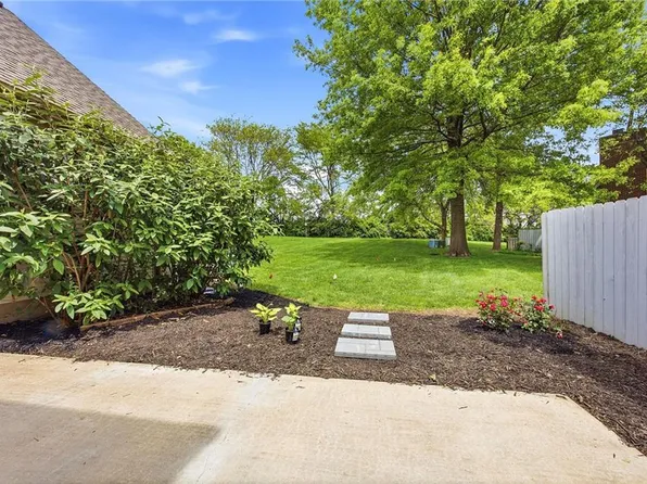 2426 W 137th Pl, Leawood, KS 66224