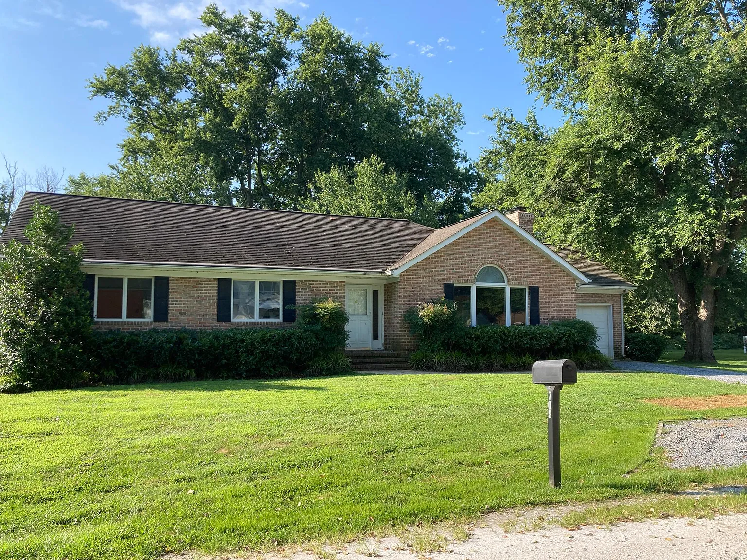 709 Dogwood Ln — Photo 2