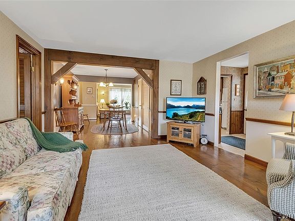 5th image of 172 Meadow Lea Dr