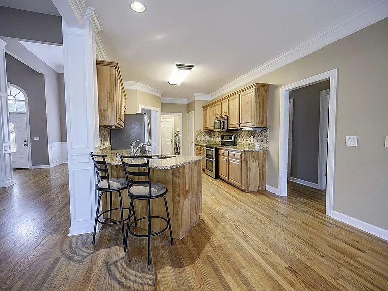 2256 Westwood Dr — Photo 8
