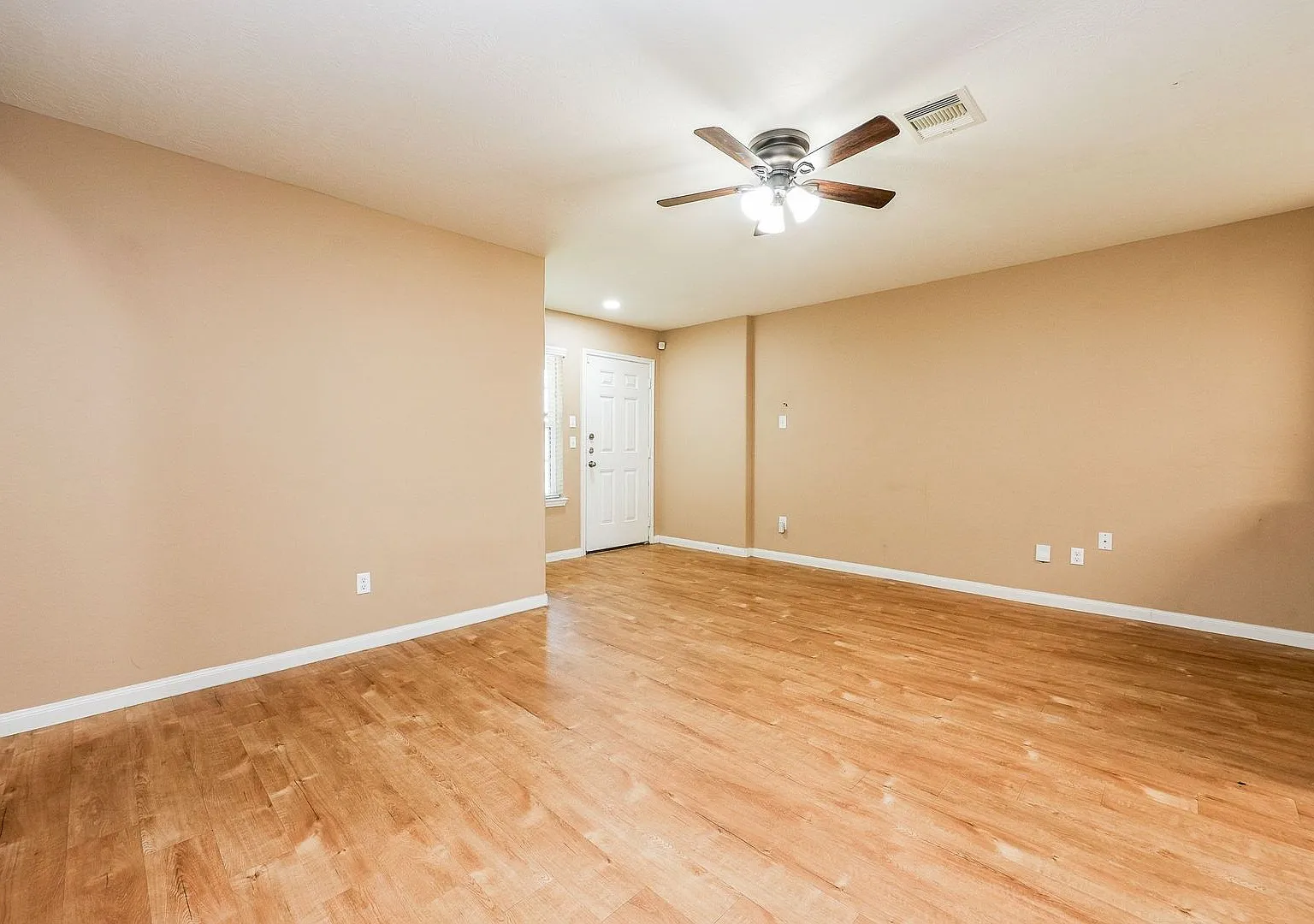 Elegant Living with 4 Bedrooms and 2.5 Baths in Houston, TX — Photo 4