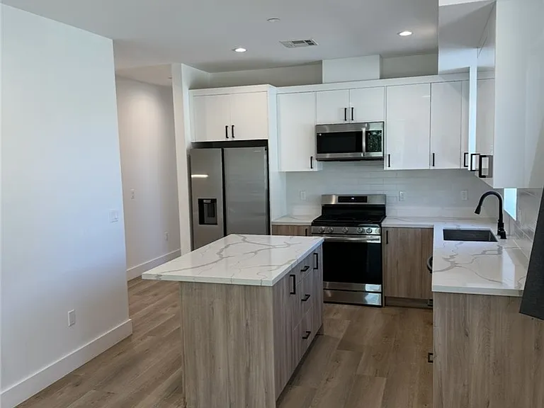 14247 Sylvan St #C — Photo 4