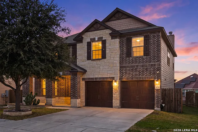 4 bed, 2.5 bath, 3242 sqft, $2,800 — Photo 2