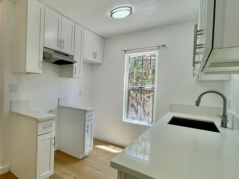 533 W. 75th Street — Photo 7
