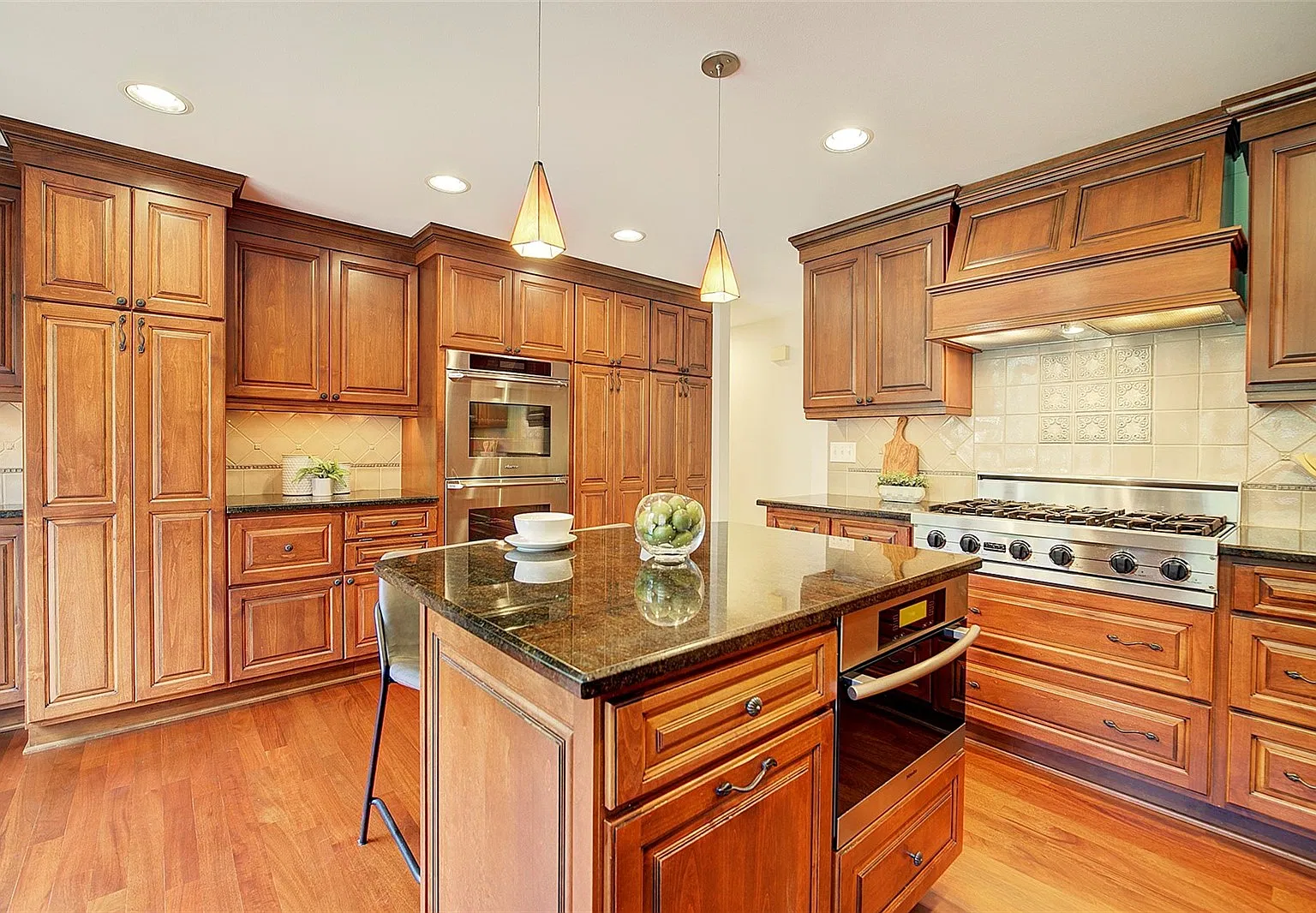 5 bed, 3300 sqft, $5,200 — Photo 4