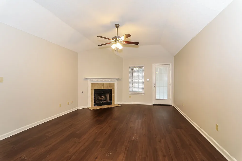 3 bed, 2.0 bath, 1390 sqft, $2,550 — Photo 2