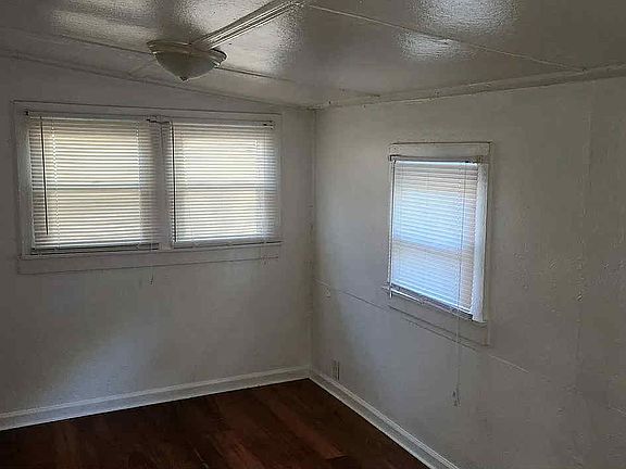3rd image of 209 Hillcrest Dr