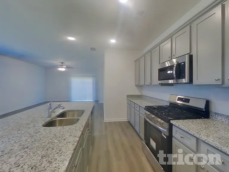 1940 Logan Ln — Photo 5