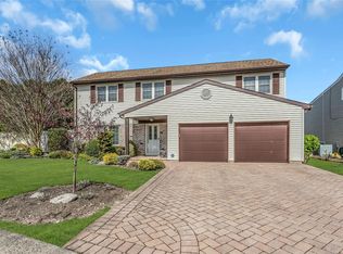 4 Toni Ann Cir, Plainview, NY 11803