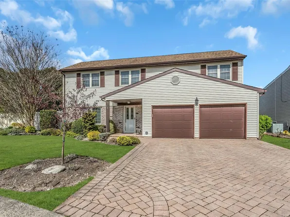 4 Toni Ann Circle, Plainview, NY 11803