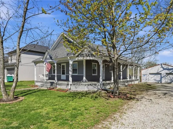 310 E Nichols St, Spring Hill, KS 66083