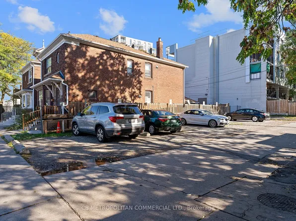 19 Augusta Ave #15, Toronto, ON M5T 2K7