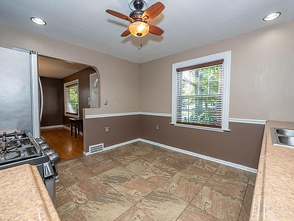 4th image of 38 Edgewater Dr