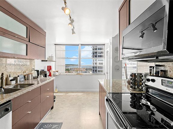 3rd image of 18071 Biscayne Blvd APT 1404