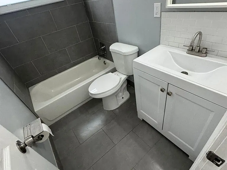 921 NE 22nd Dr — Photo 18