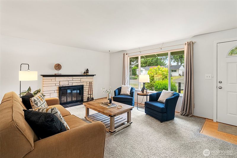 4th image of 8811 187th Street NE