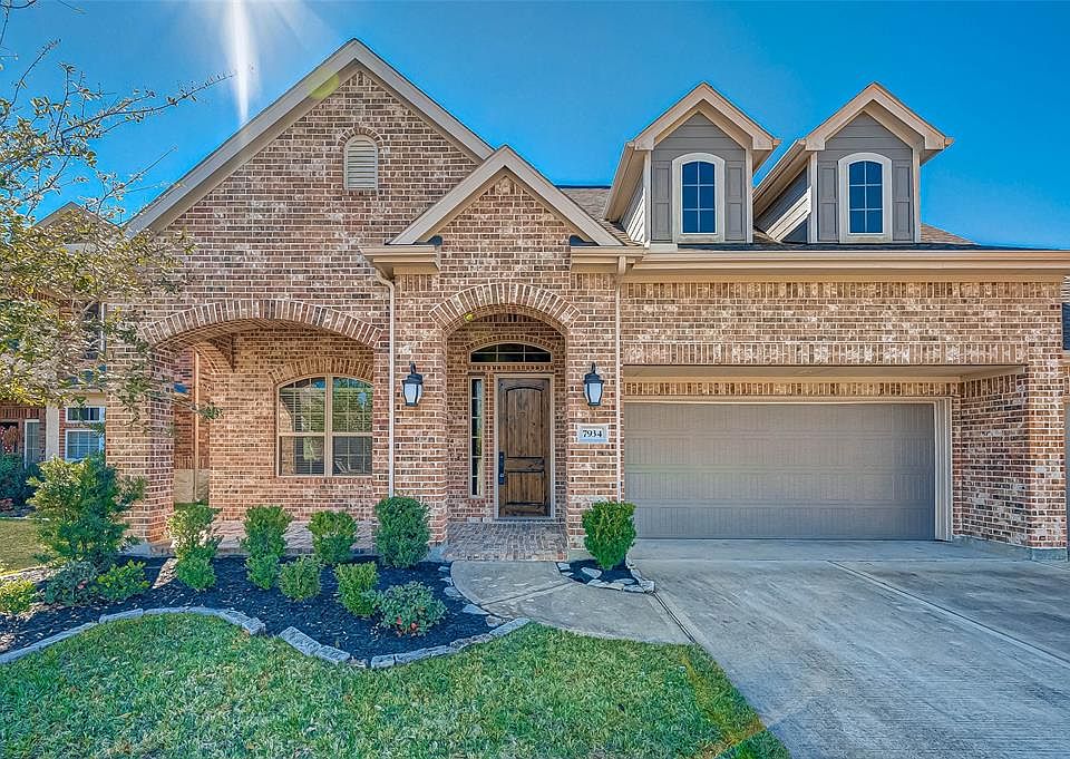 Stop the car, this is the one! Welcome home to 7934 Cedar Hawk @ Greatwood Lakes!
