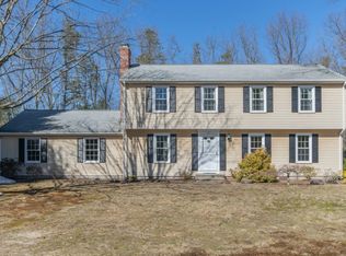 10 Quinnehtuk Rd, Longmeadow, MA 01106
