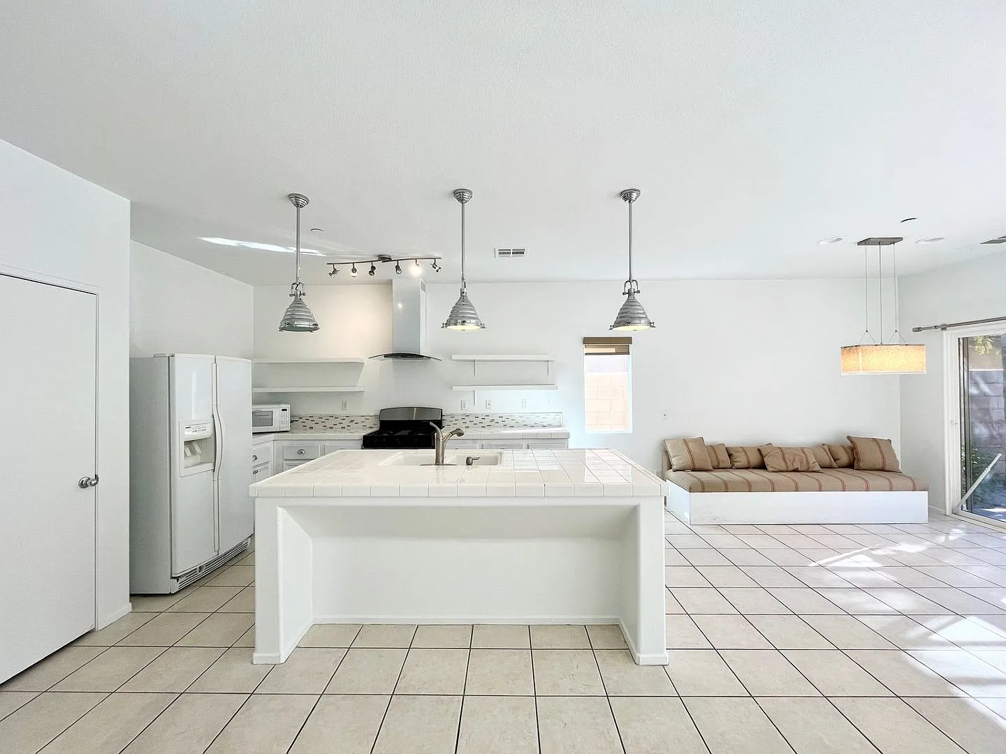 Coming Soon! Beautiful 3 Bedroom 2 Bath Palm Springs Pool Home! — Photo 3