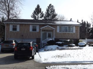 14 Dexter Ln, Kings Park, NY 11754