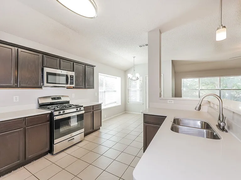 833 Lariat Dr — Photo 8